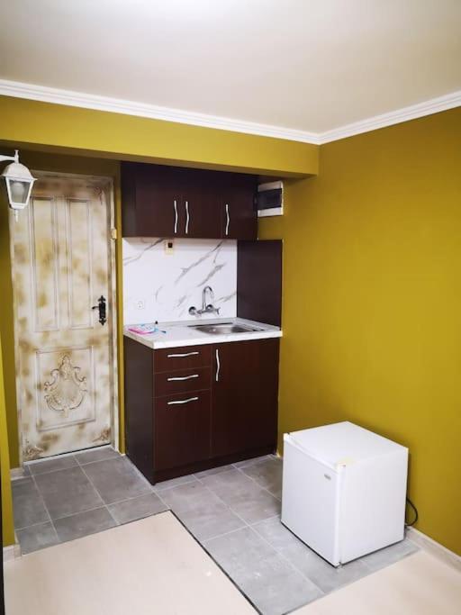 Студиото Е Партер От Жилищна Сграда. Топ Център. Apartment Varna Exterior foto