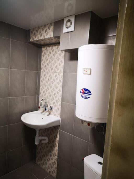 Студиото Е Партер От Жилищна Сграда. Топ Център. Apartment Varna Exterior foto