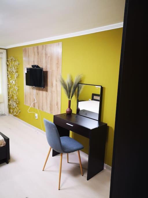 Студиото Е Партер От Жилищна Сграда. Топ Център. Apartment Varna Exterior foto